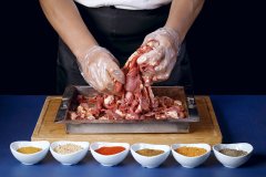 僅100個位，月均營收卻超百萬的中式現拌烤肉店是如何設計出來的？